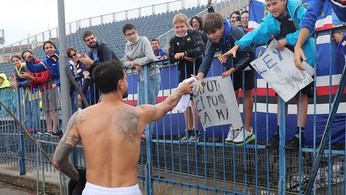 EMPOLI, ITALY - SEPTEMBER 19: Francesco Caputo of UC Sampdoria gives the shirt to a young fan during the Serie A match between Empoli FC and UC Sampdoria at Stadio Carlo Castellani on September 19, 2021 in Empoli, Italy.  (Photo by Gabriele Maltinti/Getty Images) 