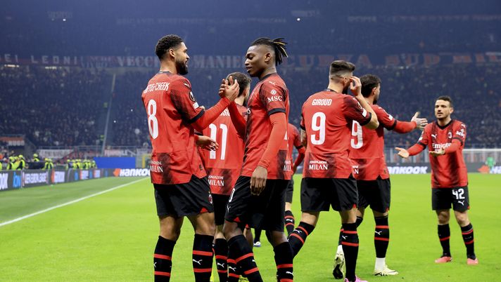 MILAN, ITALY - FEBRUARY 15: Ruben Loftus-Cheek of AC Milan celebrates with Rafael Leao after scoring the his team's first goal during the UEFA Europa League 2023/24 Playoff first leg match between AC Milan and Stade Rennais FC at Stadio Giuseppe Meazza on February 15, 2024 in Milan, Italy. (Photo by Giuseppe Cottini/AC Milan via Getty Images) Sacchi: “Vantaggio importante dei nerazzurri, il Milan può superare la Juve” - immagine 1