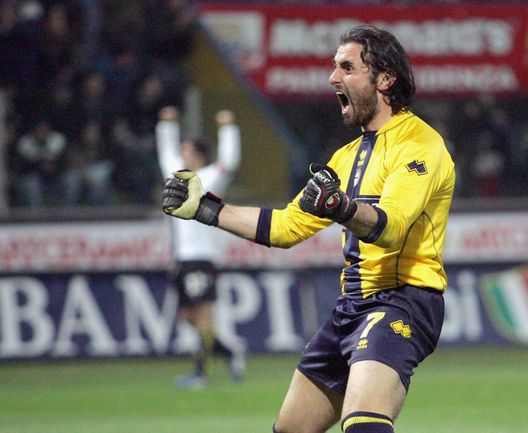 PARMA, ITALY - MARCH 25: Luca Bucci of Parma celebrates the winning goal during the game between Parma and Inter Milan at the Ennio Tardini stadium on March 25, 2006 in Parma, Italy. (Photo by New Press/Getty Images) PARMA, ITALY - MARCH 25: Luca Bucci of Parma celebrates the winning goal during the game between Parma and Inter Milan at the Ennio Tardini stadium on March 25, 2006 in Parma, Italy. (Photo by New Press/Getty Images)