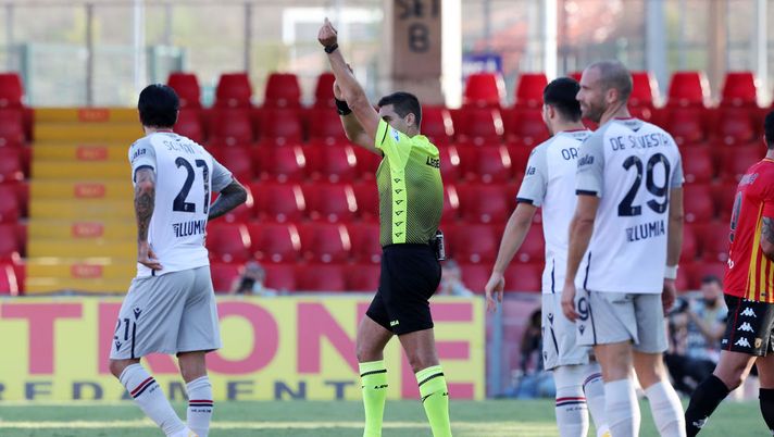 BENEVENTO, ITALY - OCTOBER 04: Referee Simone Sozza cancels 1-1 goal for Bologna FC due to an hand fault during the Serie A match between Benevento Calcio and Bologna FC at Stadio Ciro Vigorito on October 04, 2020 in Benevento, Italy. (Photo by Francesco Pecoraro/Getty Images) 