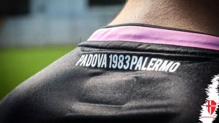 Padova, la terza maglia è rosanero: un omaggio al Palermo e allo storico gemellaggio tra le due tifoserie&#8230;