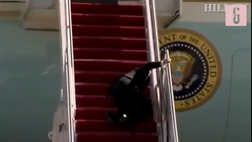 VIDEO USA, fuoriprogramma per Biden: il presidente degli Stati Uniti inciampa salendo sull’Air Force One