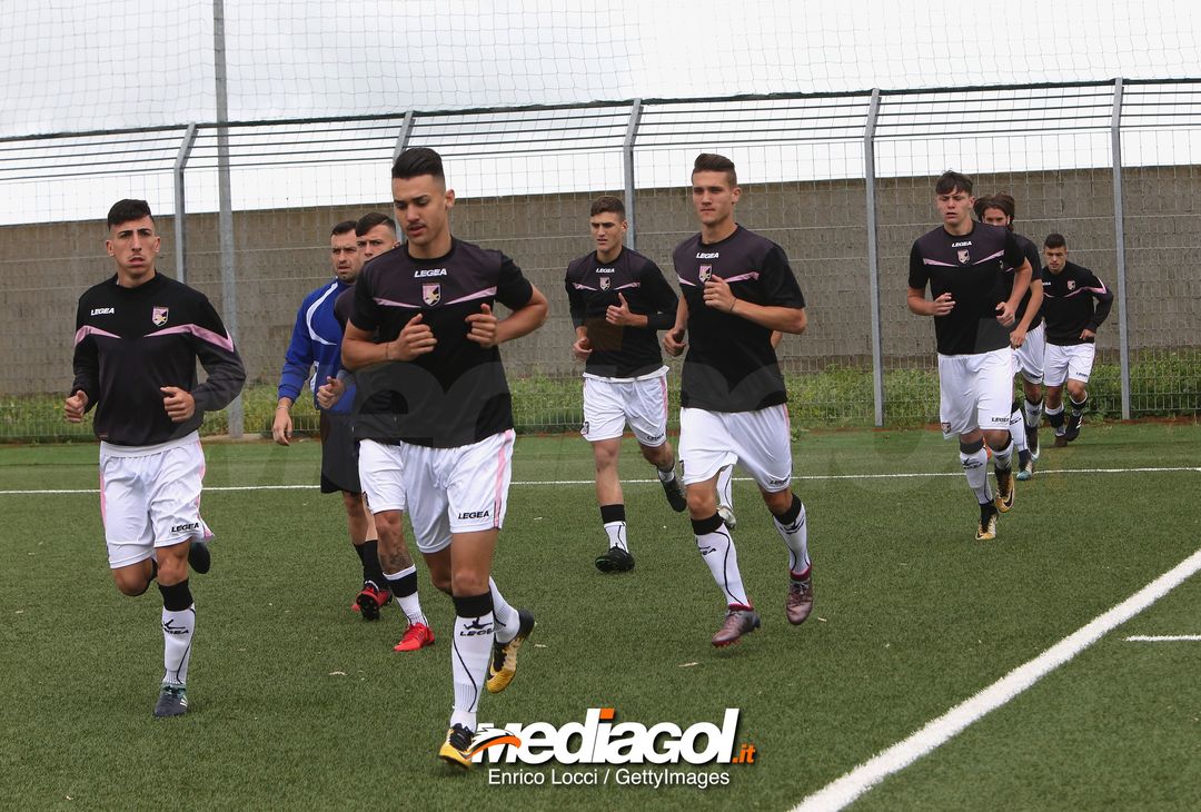  CAGLIARI, ITALY - MAY 05: the players of Palermo U19 in heating during the Primavera 1 match between Cagliari Calcio U19 and US Citta di Palermo U19 at Stadio Renato Raccis on May 5, 20188.  (Photo by Enrico Locci/Getty Images) 