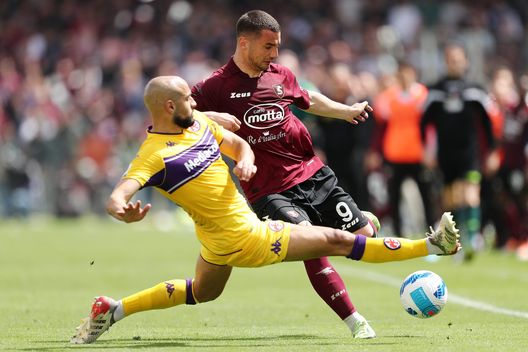 SALERNO, ITALY - APRIL 24: Federico Bonazzoli of US Salernitana vies with Sofyan Amrabat of ACF Fiorentina during the Serie A match between US Salernitana and ACF Fiorentina at Stadio Arechi on April 24, 2022 in Salerno, Italy. (Photo by Francesco Pecoraro/Getty Images) Mercato: il Monza irrompe nella trattativa per un ex obiettivo viola- immagine 2
