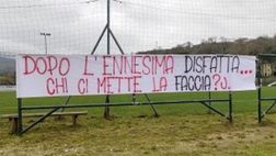 Derby perso a Perugia, lo striscione degli Ultras all’Arezzo: “Chi ci mette la faccia?”