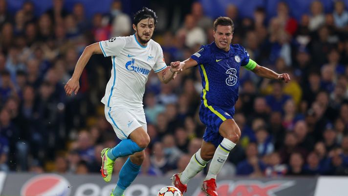 LONDON, ENGLAND - SEPTEMBER 14: Sardar Azmoun of Zenit St. Petersburg and Cesar Azpilicueta of Chelsea battle for possession during the UEFA Champions League group H match between Chelsea FC and Zenit St. Petersburg at Stamford Bridge on September 14, 2021 in London, England. (Photo by Catherine Ivill/Getty Images) Juve, alla scoperta del prossimo avversario: lo Zenit del “Messi iraniano” - immagine 1