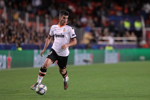 VALENCIA, SPAIN - NOVEMBER 05: Ferran Torres of Valencia CF controls the ball during the UEFA Champions League group H match between Valencia CF and Lille OSC at Estadio Mestalla on November 05, 2019 in Valencia, Spain. (Photo by Gonzalo Arroyo Moreno/Getty Images) Valencia