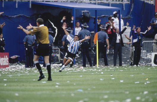 (Photo by Henri Szwarc/Bongarts/Getty Images) maradona