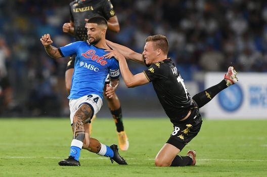 NAPLES, ITALY – AUGUST 22: Lorenzo Insigne of SSC Napoli vies with Daan Hetmans of Venezia FC during the Serie A match between SSC Napoli and Venezia FC at Stadio San Paolo on August 22, 2021 in Naples, Italy. (Photo by Francesco Pecoraro/Getty Images) NAPLES, ITALY – AUGUST 22: Lorenzo Insigne of SSC Napoli vies with Daan Hetmans of Venezia FC during the Serie A match between SSC Napoli and Venezia FC at Stadio San Paolo on August 22, 2021 in Naples, Italy. (Photo by Francesco Pecoraro/Getty Images)