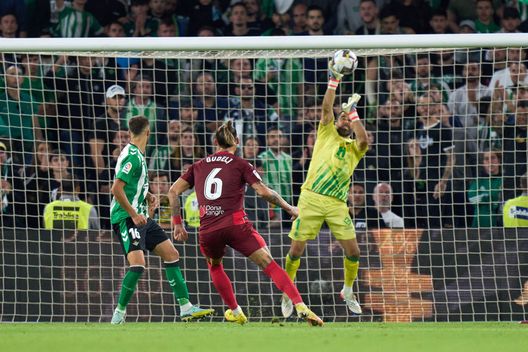 (Photo by Angel Martinez/Getty Images) Cile, Claudio Bravo va in Qatar e picchia duro: “Siamo tutti colpevoli di non esserci qualificati”- immagine 4