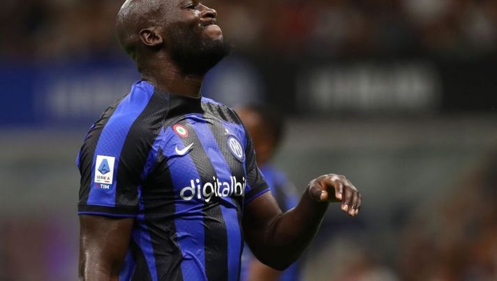 MILAN, ITALY - AUGUST 20: Romelu Lukaku of FC Internazionale reacts during the Serie A match between FC Internazionale and Spezia Calcio at Stadio Giuseppe Meazza on August 20, 2022 in Milan, . (Photo by Marco Luzzani/Getty Images) Gazzetta: “Lukaku, ecco i tempi di recupero e quando può tornare dopo gli esami” - immagine 1