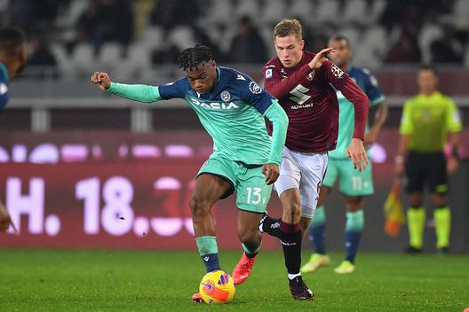 TURIN, ITALY - NOVEMBER 22: David Zima of Torino FC competes with Destiny Udogie of Udinese Calcio during the Serie A match between Torino FC and Udinese Calcio at Stadio Olimpico di Torino on November 22, 2021 in Turin, Italy. (Photo by Valerio Pennicino/Getty Images) La moviola di Torino-Udinese 2-1: bene Pezzuto, Djidji non è da rigore- immagine 2