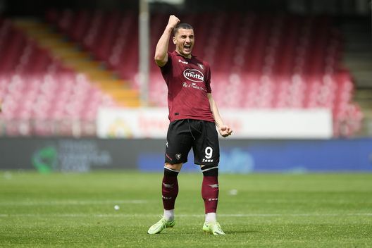 SALERNO, ITALY - APRIL 24: Federico Bonazzoli of US Salernitana celebrates after scoring the 2-1 goal during the Serie A match between US Salernitana and ACF Fiorentina at Stadio Arechi on April 24, 2022 in Salerno, Italy. (Photo by Francesco Pecoraro/Getty Images) Bonazzoli sempre più fuori dalla Salernitana, occasione per la Fiorentina?- immagine 2
