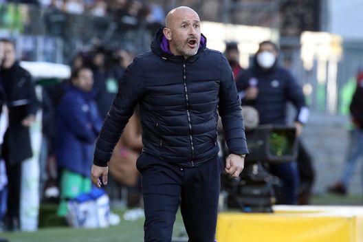 CAGLIARI, ITALY - JANUARY 23: the coach of Fiorentina Vincenzo Italiano reacts during the Serie A match between Cagliari Calcio and ACF Fiorentina at Sardegna Arena on January 23, 2022 in Cagliari, Italy. (Photo by Enrico Locci/Getty Images) Italiano: “A Firenze sto troppo bene. Cabral o Piatek? Vi spiego”- immagine 2