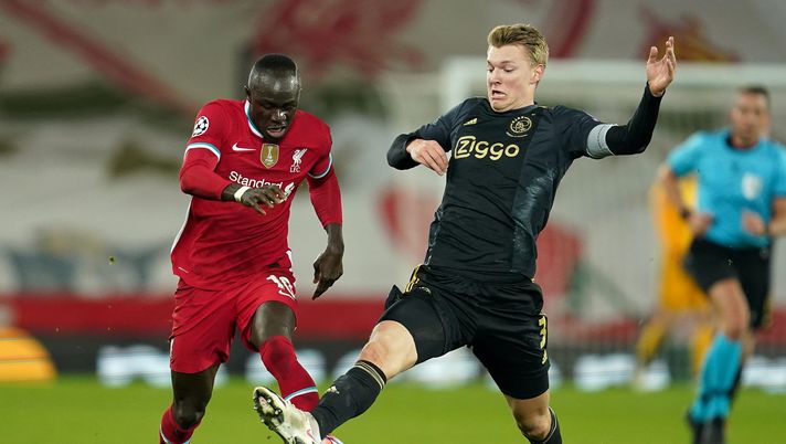 LIVERPOOL, ENGLAND - DECEMBER 01: Sadio Mane of Liverpool is challenged by Perr Schuurs of Ajax during the UEFA Champions League Group D stage match between Liverpool FC and Ajax Amsterdam at Anfield on December 01, 2020 in Liverpool, England. Sporting stadiums around the UK remain under strict restrictions due to the Coronavirus Pandemic as Government social distancing laws prohibit fans inside venues resulting in games being played behind closed doors. (Photo by Jon Super - Pool/Getty Images) Mercato – L’offerta del Bologna per Schuurs - immagine 1