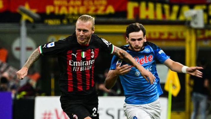 AC Milan's Danish defender Simon Kjaer (L) challenges Napoli's Georgian forward Khvicha Kvaratskhelia during the Italian Serie A football match between AC Milan and Napoli on September 18, 2022 at the San Siro stadium in Milan. (Photo by MIGUEL MEDINA / AFP) (Photo by MIGUEL MEDINA/AFP via Getty Images) DAI CAMPI – Kjaer out! Kvara, Lozano, Bonucci, Pellegrini, Bajrami, Correa, D’Ambrosio… - immagine 1