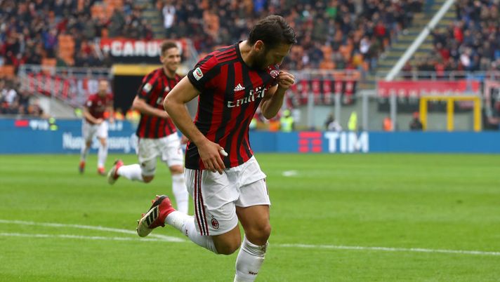 Hakan Calhanoglu esulta dopo un gol