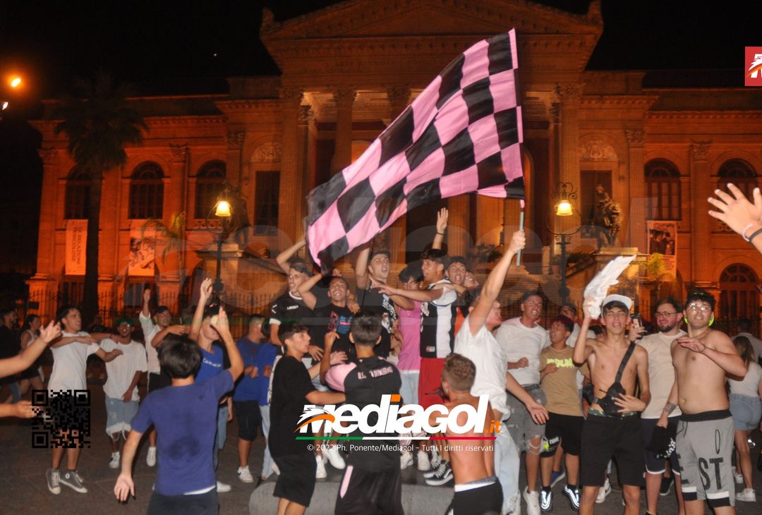 FOTO Palermo in Serie B, i festeggiamenti dei rosanero al Renzo Barbera (Gallery) - immagine 29