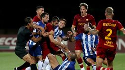 Roma-Porto finisce in rissa per un fallo di Pepe (video)