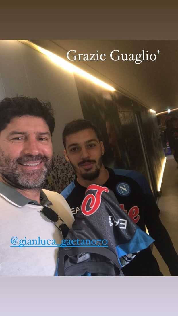 FOTO Gaetano regala la maglia a Sosa, ed il Pampa ringrazia “Grazie guagliò”- immagine 3