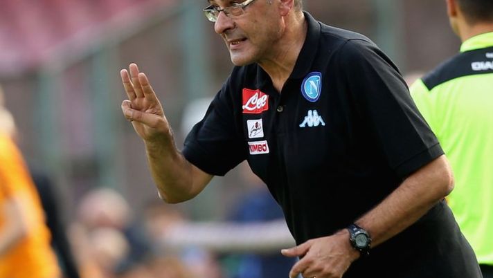 NAPLES, ITALY - OCTOBER 15: Head coach of Napoli Maurizio Sarri during the Serie A match between SSC Napoli and AS Roma at Stadio San Paolo on October 15, 2016 in Naples, Italy. (Photo by Maurizio Lagana/Getty Images) Napoli, Sarri su Hamsik: “Sta provando a recuperare. Il dottore mi dice…” - immagine 1