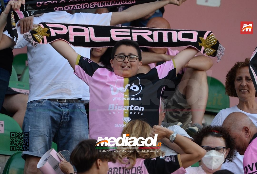 Fototifo, facce da Serie B. I tifosi allo stadio per Palermo-Padova 1-0 - immagine 62
