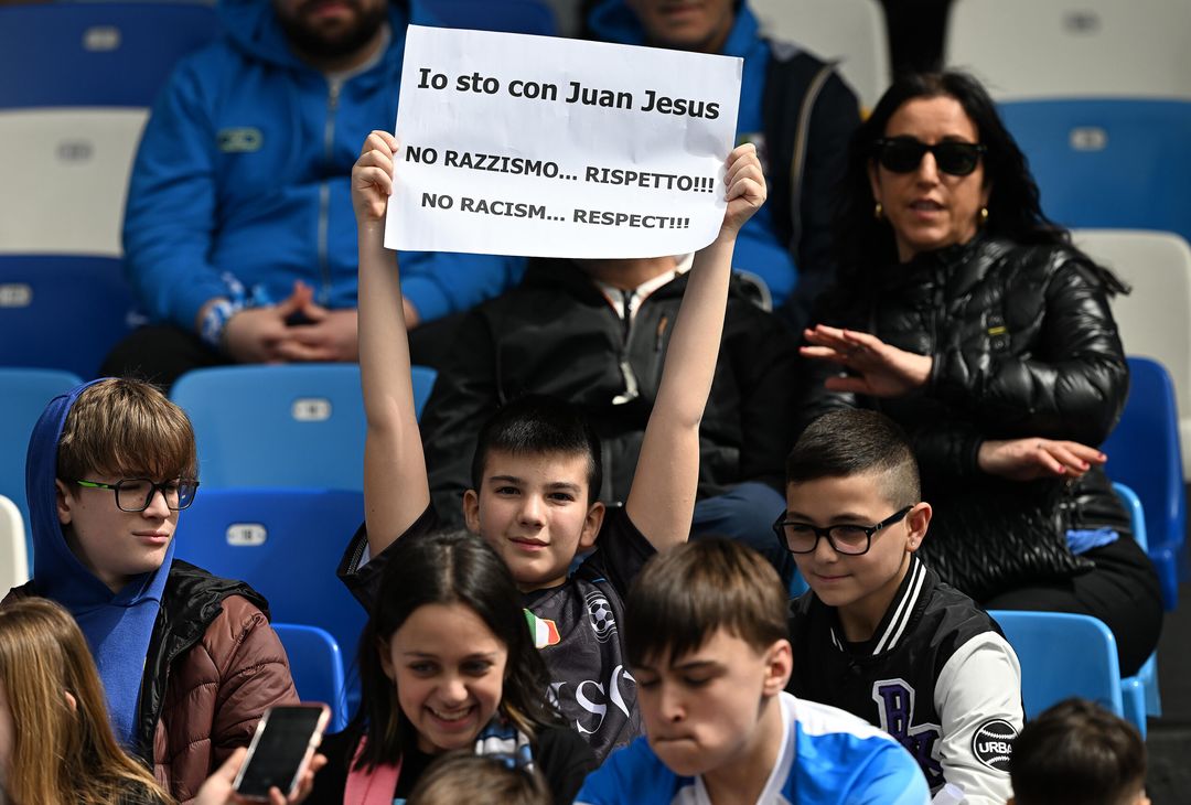 Il pubblico del Maradona dice no al razzismo prima di Napoli-Atalanta