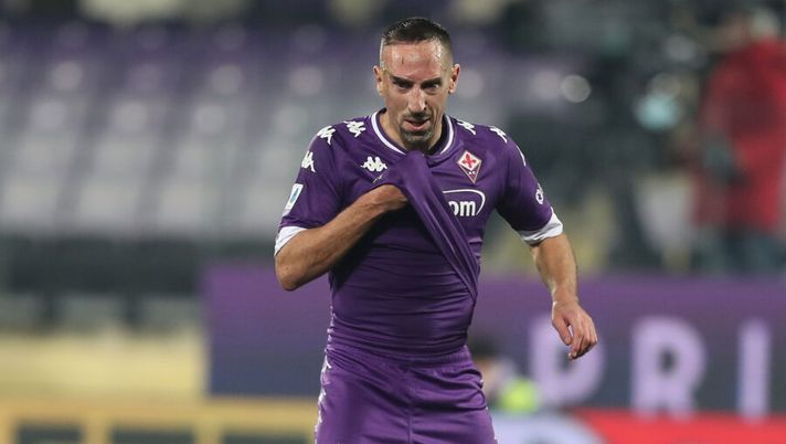 FLORENCE, ITALY - DECEMBER 16: Franck Ribery of ACF Fiorentina reacts during the Serie A match between ACF Fiorentina and US Sassuolo at Stadio Artemio Franchi on December 16, 2020 in Florence, Italy. (Photo by Gabriele Maltinti/Getty Images) Ghoulam positivo! Caputo, Ribery, Sanchez, Osimhen, Shomurodov, Man: 10 novità - immagine 1