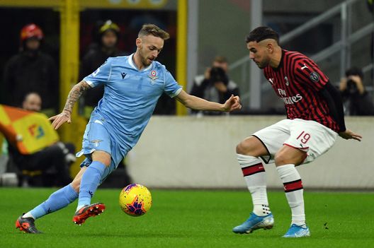 MILAN, ITALY - NOVEMBER 03: Manuel Lazzari of SS Lazio compete for the ball with Theo Hernandez of AC Milan during the Serie A match between AC Milan and SS Lazio at Stadio Giuseppe Meazza on November 3, 2019 in Milan, Italy. (Photo by Marco Rosi/Getty Images) MILAN, ITALY - NOVEMBER 03: Manuel Lazzari of SS Lazio compete for the ball with Theo Hernandez of AC Milan during the Serie A match between AC Milan and SS Lazio at Stadio Giuseppe Meazza on November 3, 2019 in Milan, Italy. (Photo by Marco Rosi/Getty Images)