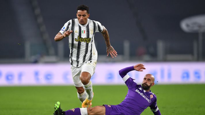 TURIN, ITALY - DECEMBER 22: Rodrigo Bentancur of Juventus is tackled by Borja Valero of Fiorentina during the Serie A match between Juventus and ACF Fiorentina at Allianz Stadium on December 22, 2020 in Turin, Italy. Sporting stadiums around Italy remain under strict restrictions due to the Coronavirus Pandemic as Government social distancing laws prohibit fans inside venues resulting in games being played behind closed doors. (Photo by Valerio Pennicino/Getty Images) TURIN, ITALY - DECEMBER 22: Rodrigo Bentancur of Juventus is tackled by Borja Valero of Fiorentina during the Serie A match between Juventus and ACF Fiorentina at Allianz Stadium on December 22, 2020 in Turin, Italy. Sporting stadiums around Italy remain under strict restrictions due to the Coronavirus Pandemic as Government social distancing laws prohibit fans inside venues resulting in games being played behind closed doors. (Photo by Valerio Pennicino/Getty Images)