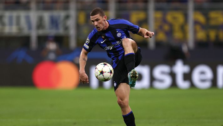 MILAN, ITALY - SEPTEMBER 07: Robin Gosens of FC Internazionale in action during the UEFA Champions League group C match between FC Internazionale and FC Bayern München at San Siro Stadium on September 07, 2022 in Milan, Italy. (Photo by Francesco Scaccianoce/Getty Images) Gosens: “Il Bayer Leverkusen? Una notizia che è stata gonfiata, sento la fiducia dell’Inter” - immagine 1