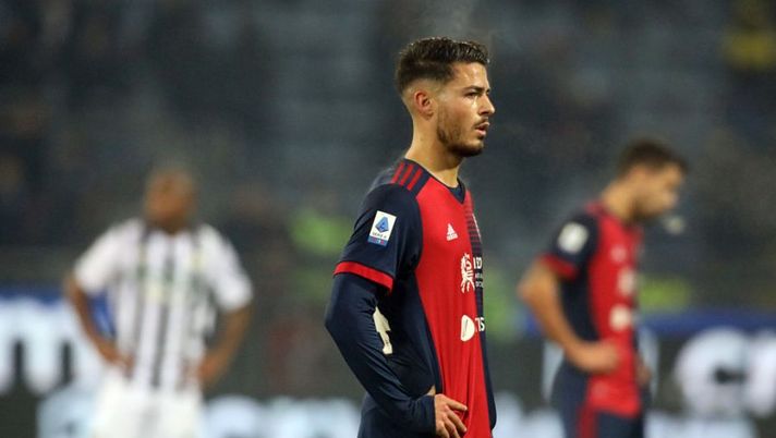 CAGLIARI, ITALY - DECEMBER 18: Andrea Carboni of Cagliari looks on during the Serie A match between Cagliari Calcio and Udinese Calcio at Sardegna Arena on December 18, 2021 in Cagliari, Italy. (Photo by Enrico Locci/Getty Images) Cagliari, comunicato ufficiale: c’è un nuovo positivo al Covid-19 in difesa - immagine 1