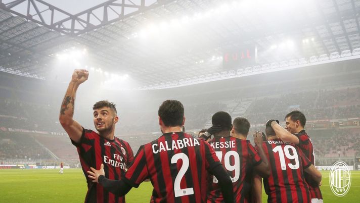 Patrick Cutrone e Davide Calabria esultano per la vittoria del Milan sul Crotone (credits: acmilan.com) 