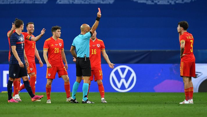 NICE, FRANCE - JUNE 02: Neco Williams of Wales is shown a Red Card by Match Referee Luis Godinho during the international friendly match between France and Wales at Allianz Riviera on June 02, 2021 in Nice, France. (Photo by Valerio Pennicino/Getty Images) Derby del Portogallo, l’arbitro di Benfica-Porto è già stato minacciato di morte…! - immagine 1