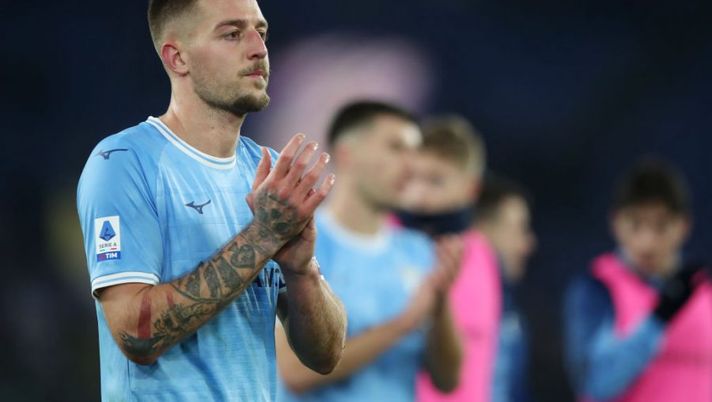 ROME, ITALY - JANUARY 29: Sergej Milinkovic-Savic of SS Lazio applauds the fans after the Serie A match between SS Lazio and ACF Fiorentina at Stadio Olimpico on January 29, 2023 in Rome, Italy. (Photo by Paolo Bruno/Getty Images) Sarri ‘bacchetta’ Milinkovic: “In allenamento in crescita, in partita non vorrei che…” - immagine 1