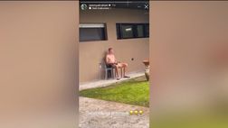 VIDEO – Kristensen a torso nudo nonostante la pioggia: Abraham lo prende in giro