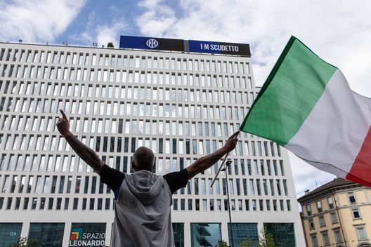 MILAN, ITALY - MAY 02: A Fan celebrate outside the FC Internazionale headquarters after winning 19th Serie A Titleon May 02, 2021 in Milan, Italy. (Photo by FC Internazionale/Inter via Getty Images) MILAN, ITALY - MAY 02: A Fan celebrate outside the FC Internazionale headquarters after winning 19th Serie A Titleon May 02, 2021 in Milan, Italy. (Photo by FC Internazionale/Inter via Getty Images)