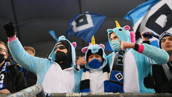 HAMBURG, GERMANY - DECEMBER 18: Hamburger SV fans enjoy the pre match atmosphere in onesies prior to the Second Bundesliga match between Hamburger SV and FC Schalke 04 at Volksparkstadion on December 18, 2021 in Hamburg, Germany. (Photo by Stuart Franklin/Getty Images) Il derby degli elogi: il St. Pauli capolista fa i complimenti all’Amburgo, che non ci casca… - immagine 1