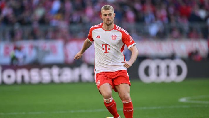 MUNICH, GERMANY - FEBRUARY 03: Matthijs de Ligt of FC Bayern München plays the ball during the Bundesliga match between FC Bayern München and Borussia Mönchengladbach at Allianz Arena on February 03, 2024 in Munich, Germany. (Photo by Sebastian Widmann/Getty Images) Ex Serie A- Timbrano Yeboah e Magallan! Sorride anche De Ligt- immagine 2