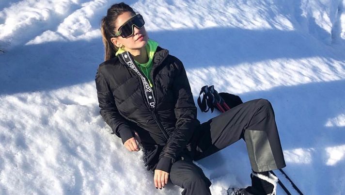 Melissa Satta, vacanze sulla neve con le amiche: diventa triste dopo una telefonata 