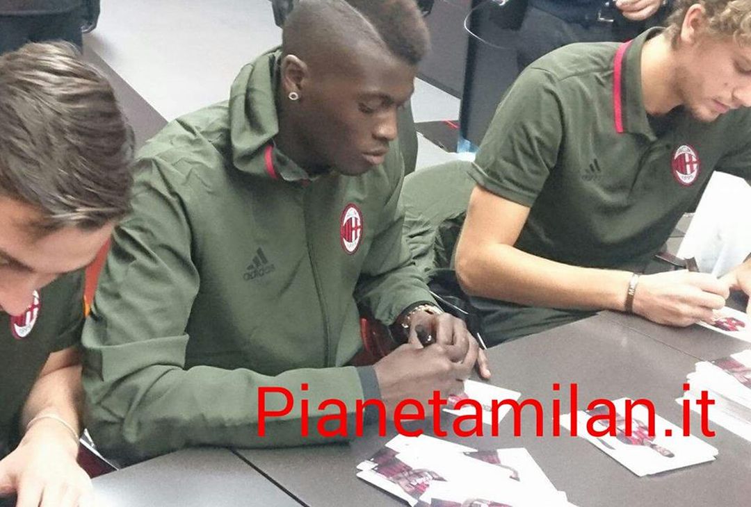 De Sciglio Niang Locatelli al Christmas Village, foto PianetaMilan,it