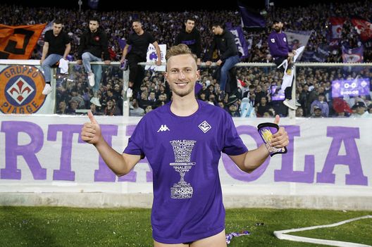 FLORENCE, ITALY - APRIL 27: Antonin Barak of ACF Fiorentina greets the fans after during of the Coppa Italia Semi Final match between ACF Fiorentina and US Cremonese at Stadium at Artemio Franchi on April 27, 2023 in Florence, Italy. (Photo by Gabriele Maltinti/Getty Images) Barak: “Testa a Praga? No, oggi pensiamo solo alla Roma”- immagine 2