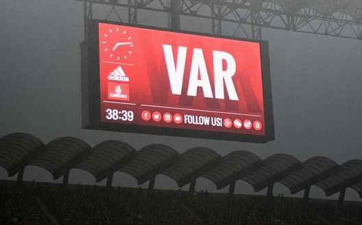 MILAN, ITALY - APRIL 04: The VAR or Video Assistant Referee review system on the screen during the serie A match between AC Milan and FC Internazionale at Stadio Giuseppe Meazza on April 4, 2018 in Milan, Italy. (Photo by Claudio Villa - Inter/FC Internazionale via Getty Images) MILAN, ITALY - APRIL 04: The VAR or Video Assistant Referee review system on the screen during the serie A match between AC Milan and FC Internazionale at Stadio Giuseppe Meazza on April 4, 2018 in Milan, Italy. (Photo by Claudio Villa - Inter/FC Internazionale via Getty Images)