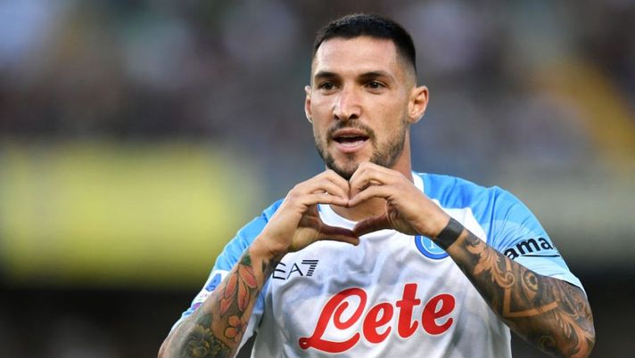 VERONA, ITALY - AUGUST 15: Matteo Politano of Napoli celebrates after scoring their team's sixth goal during the Serie A match between Hellas Verona and SSC Napoli at Stadio Marcantonio Bentegodi on August 15, 2022 in Verona, . (Photo by Alessandro Sabattini/Getty Images) Napoli, scatta l’ora di Osimhen: le ultime prove di formazione e cosa filtra su Politano - immagine 1