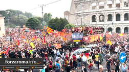 VIDEO – Termina il corteo giallorosso, il pullman lascia il Colosseo