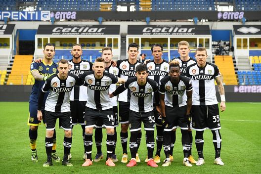 PARMA, ITALY - JANUARY 03: Members of Parma Calcio poses for a team picture ahead of the Serie A match between Parma Calcio and Torino FC at Stadio Ennio Tardini on January 03, 2021 in Parma, Italy. Sporting stadiums around Italy remain under strict restrictions due to the Coronavirus Pandemic as Government social distancing laws prohibit fans inside venues resulting in games being played behind closed doors. (Photo by Alessandro Sabattini/Getty Images) PARMA, ITALY - JANUARY 03: Members of Parma Calcio poses for a team picture ahead of the Serie A match between Parma Calcio and Torino FC at Stadio Ennio Tardini on January 03, 2021 in Parma, Italy. Sporting stadiums around Italy remain under strict restrictions due to the Coronavirus Pandemic as Government social distancing laws prohibit fans inside venues resulting in games being played behind closed doors. (Photo by Alessandro Sabattini/Getty Images)
