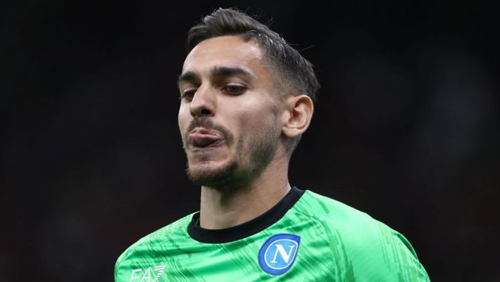 MILAN, ITALY - SEPTEMBER 18: Alex Meret of SSC Napoli looks on during the Serie A match between AC Milan and SSC Napoli at Stadio Giuseppe Meazza on September 18, 2022 in Milan, Italy. (Photo by Marco Luzzani/Getty Images) Di Marzio: “Accordo tra Meret e il Napoli per il rinnovo, ecco i dettagli” - immagine 1