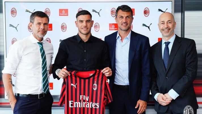 Hernandez con Boban, Maldini e Gazidis, @acmilan 