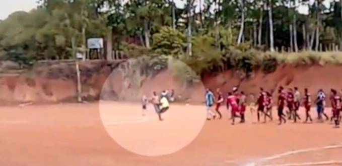 Brasile, proteste per il rigore: l’arbitro accoltella un calciatore in campo e scappa in auto- immagine 2