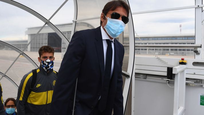 GELSENKIRCHEN, GERMANY - AUGUST 04: Head coach FC Internazionale Antonio Conte leaves for Dusseldorf Airport during FC Internazionale Travel To Gelsenkirchen ahead of the UEFA Europa League round of 16 single-leg match between FC Internazionale and Getafe CF at Arena AufSchalke on August 4, 2020 in Gelsenkirchen, Germany. (Photo by Claudio Villa - Inter/Inter via Getty Images) GELSENKIRCHEN, GERMANY - AUGUST 04: Head coach FC Internazionale Antonio Conte leaves for Dusseldorf Airport during FC Internazionale Travel To Gelsenkirchen ahead of the UEFA Europa League round of 16 single-leg match between FC Internazionale and Getafe CF at Arena AufSchalke on August 4, 2020 in Gelsenkirchen, Germany. (Photo by Claudio Villa - Inter/Inter via Getty Images)